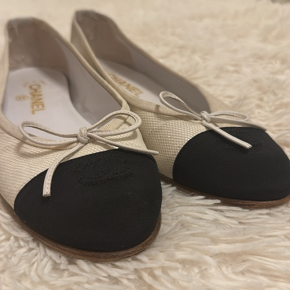CHANEL Cream and Black Flats with Color-Block Design - Picture 7 of 10